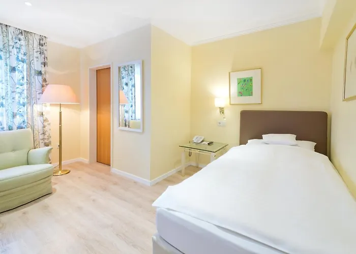 Отель Romantik Waldhotel Mangold Бергиш-Гладбах